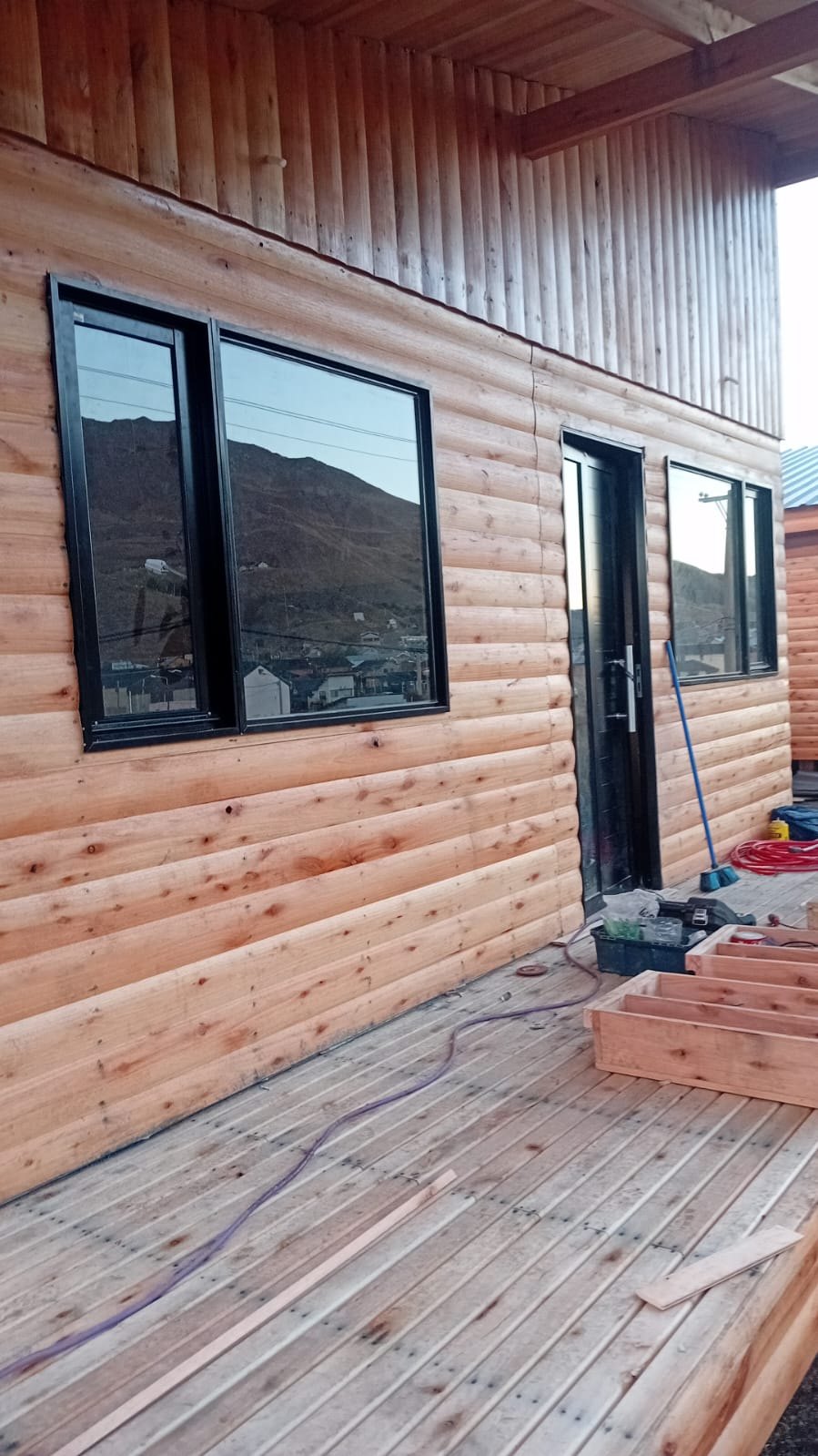 Ventana de aluminio Línea Herrero instalada en obra terminada
