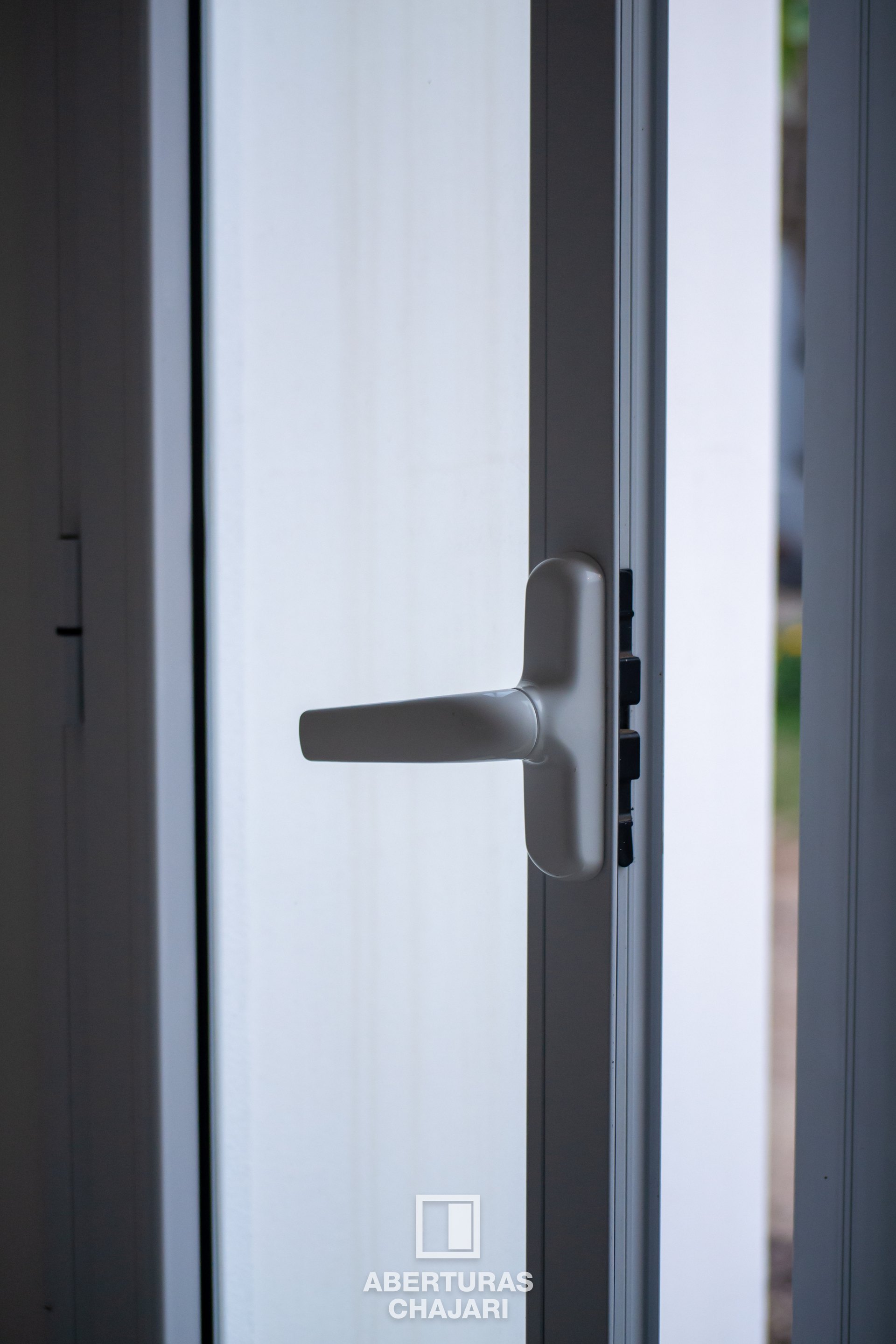 Ventana de aluminio Línea Módena instalada en obra terminada, vista frontal del perfil