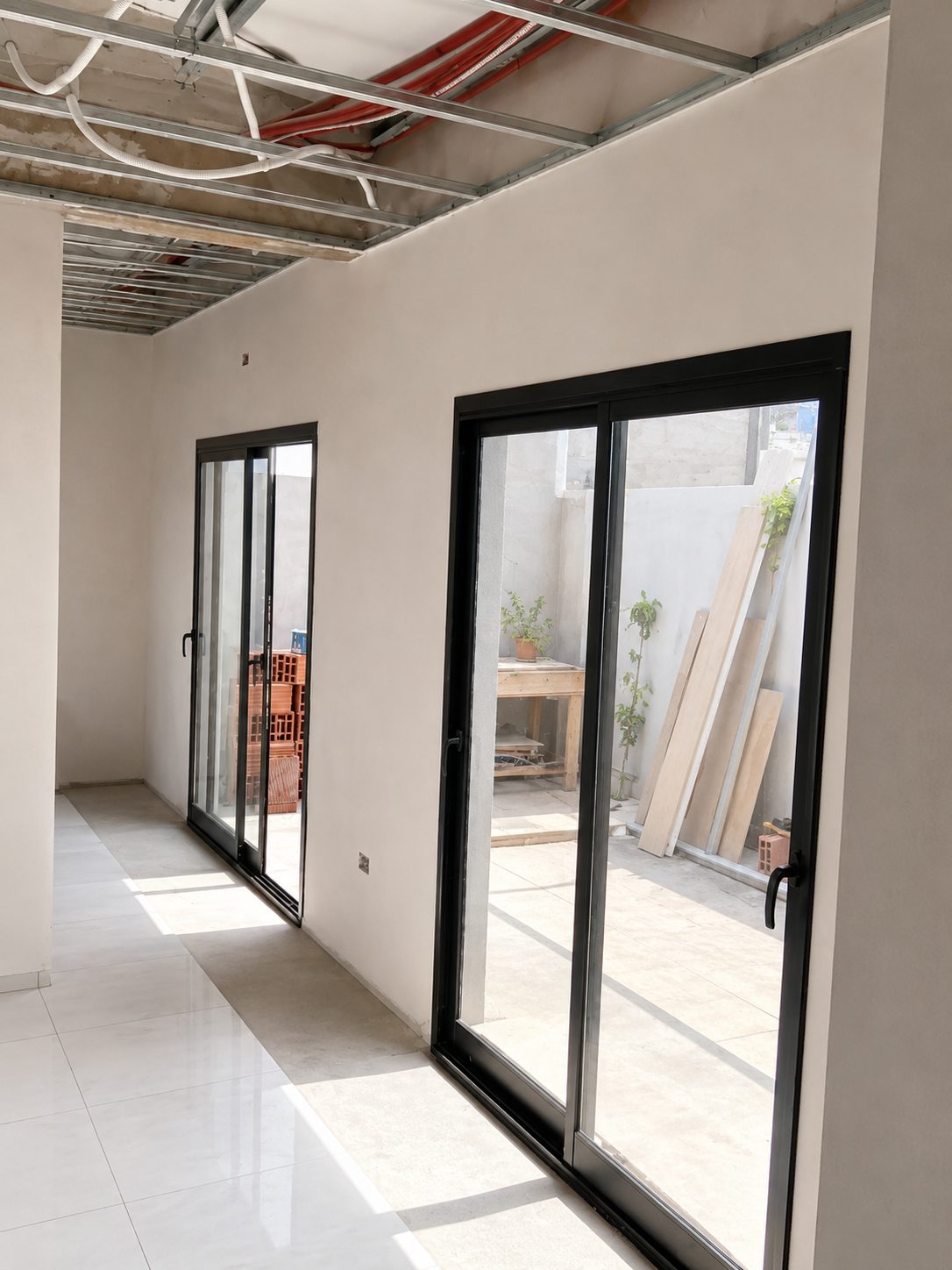 Puertas balcón Línea Módena negra con DVH Ekoglass en obra completa de Curuzú Cuatiá