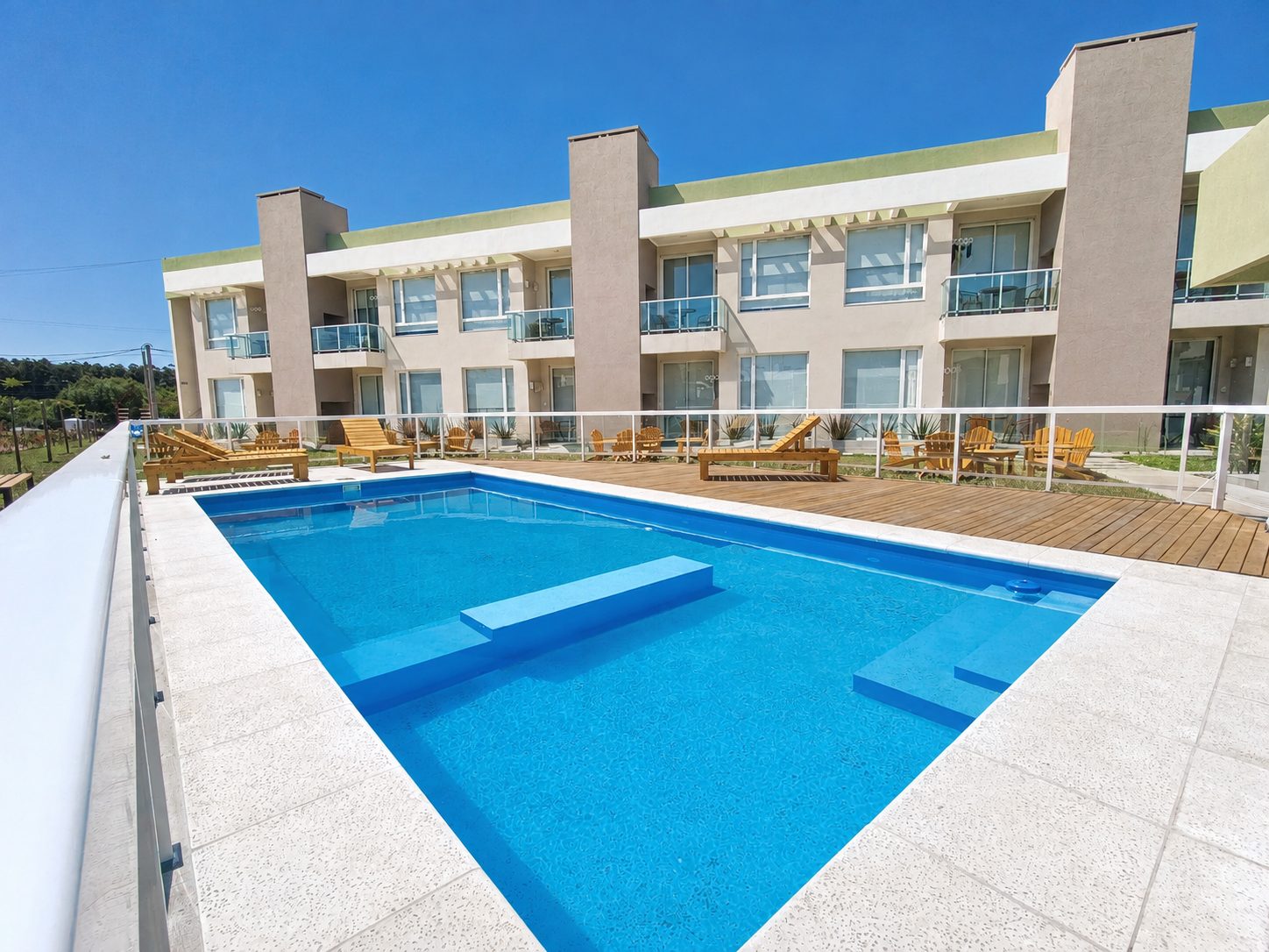 Barandas de aluminio junto a piscina y balcón