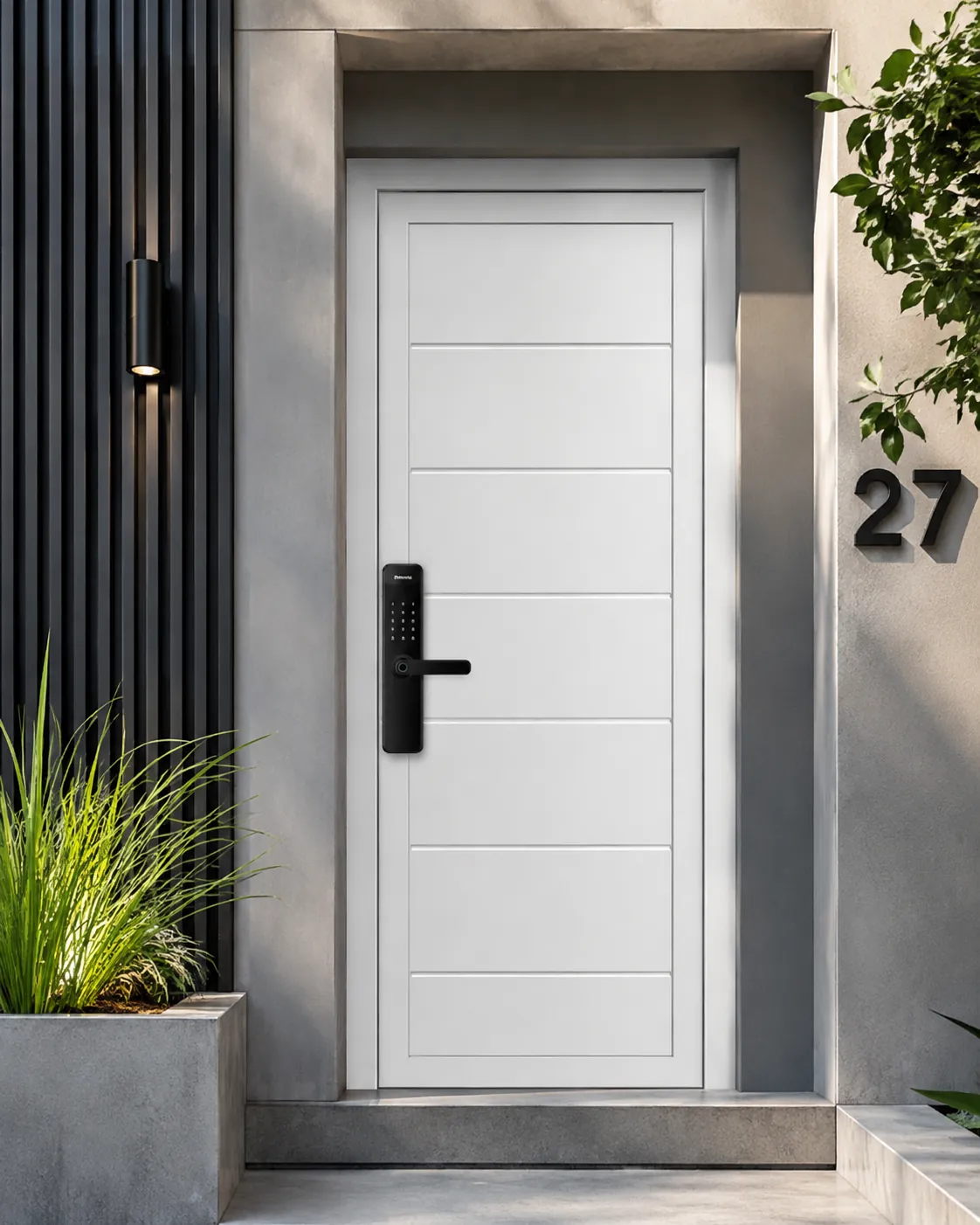 Puerta blanca con cerradura inteligente negra instalada en una vivienda