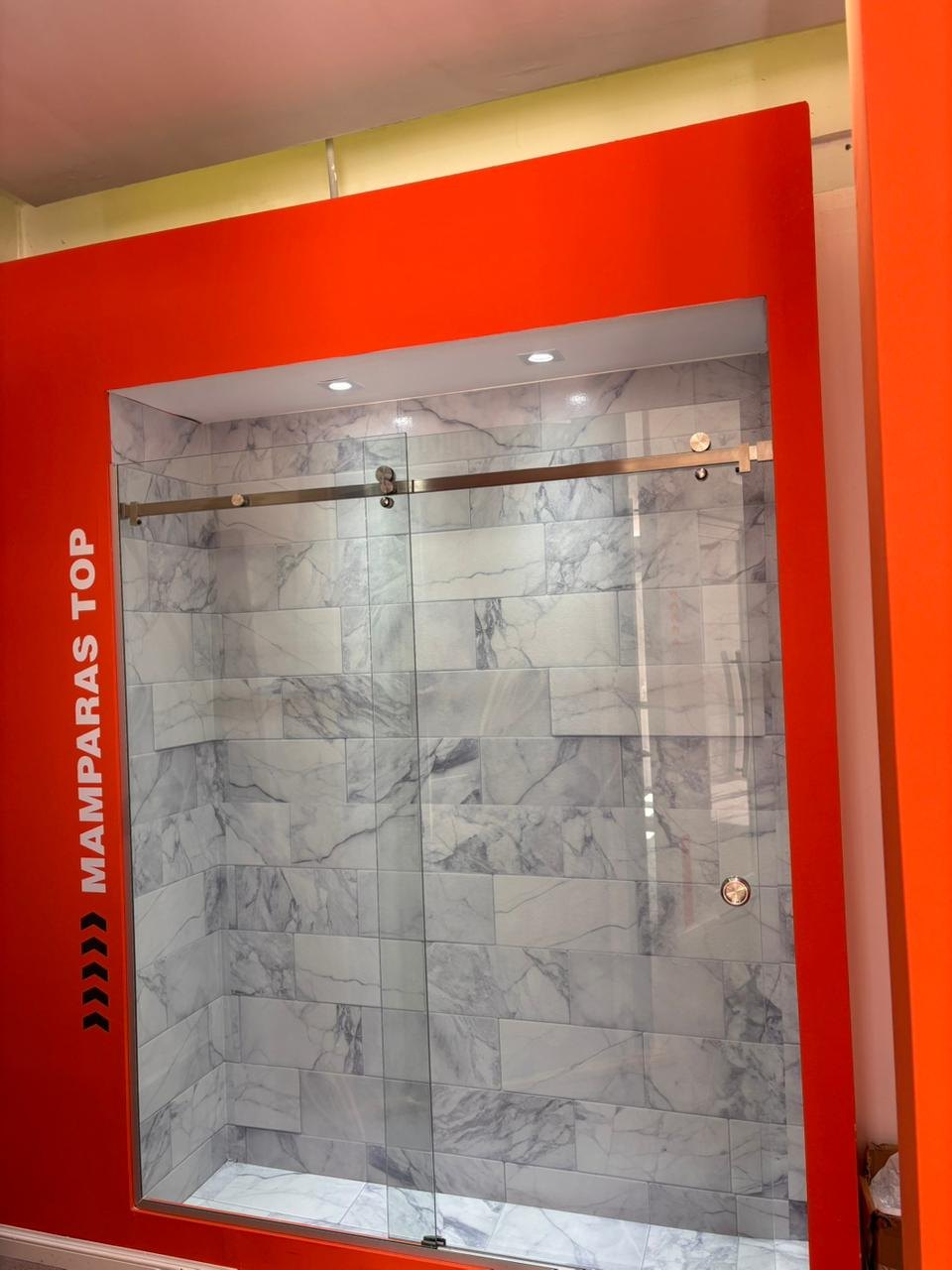 Detalle del herraje y perfil de aluminio de mampara de baño