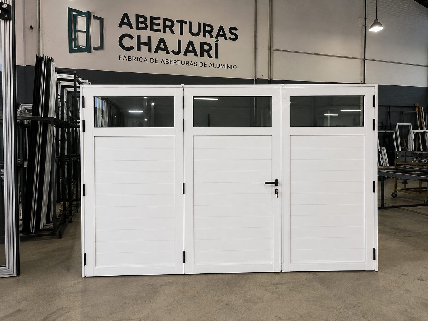 Portón de garaje blanco de aluminio listo para colocar en taller