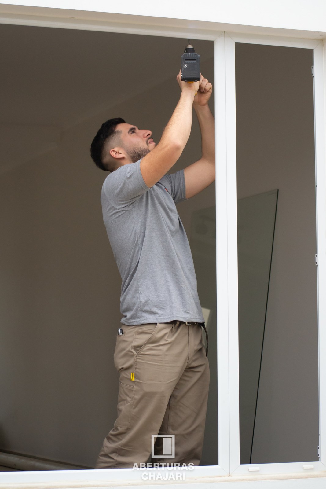 Instaladores de Aberturas Chajarí colocando ventana en obra