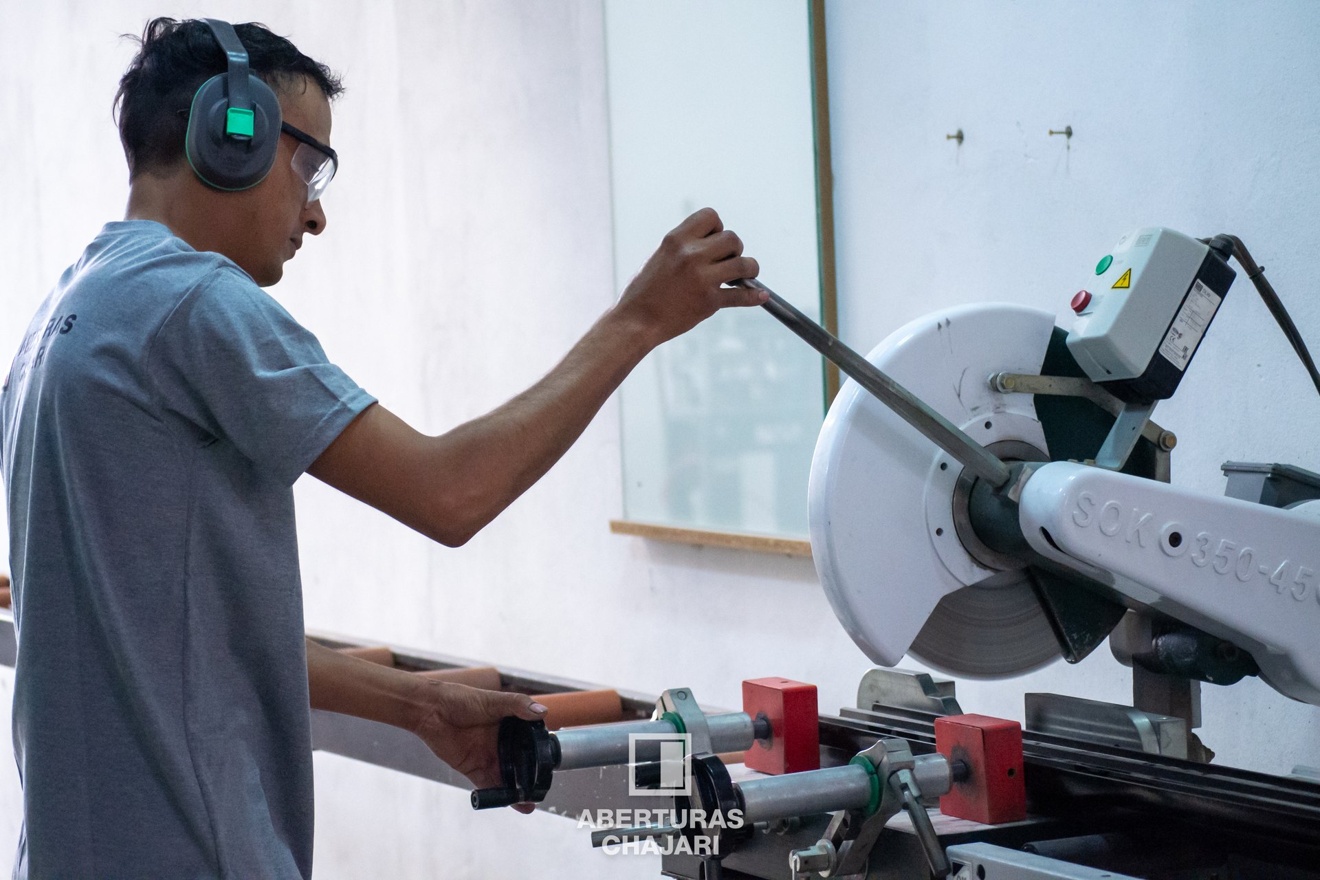 Interior del taller de fabricación de Aberturas Chajarí: perfiles, máquinas y operarios