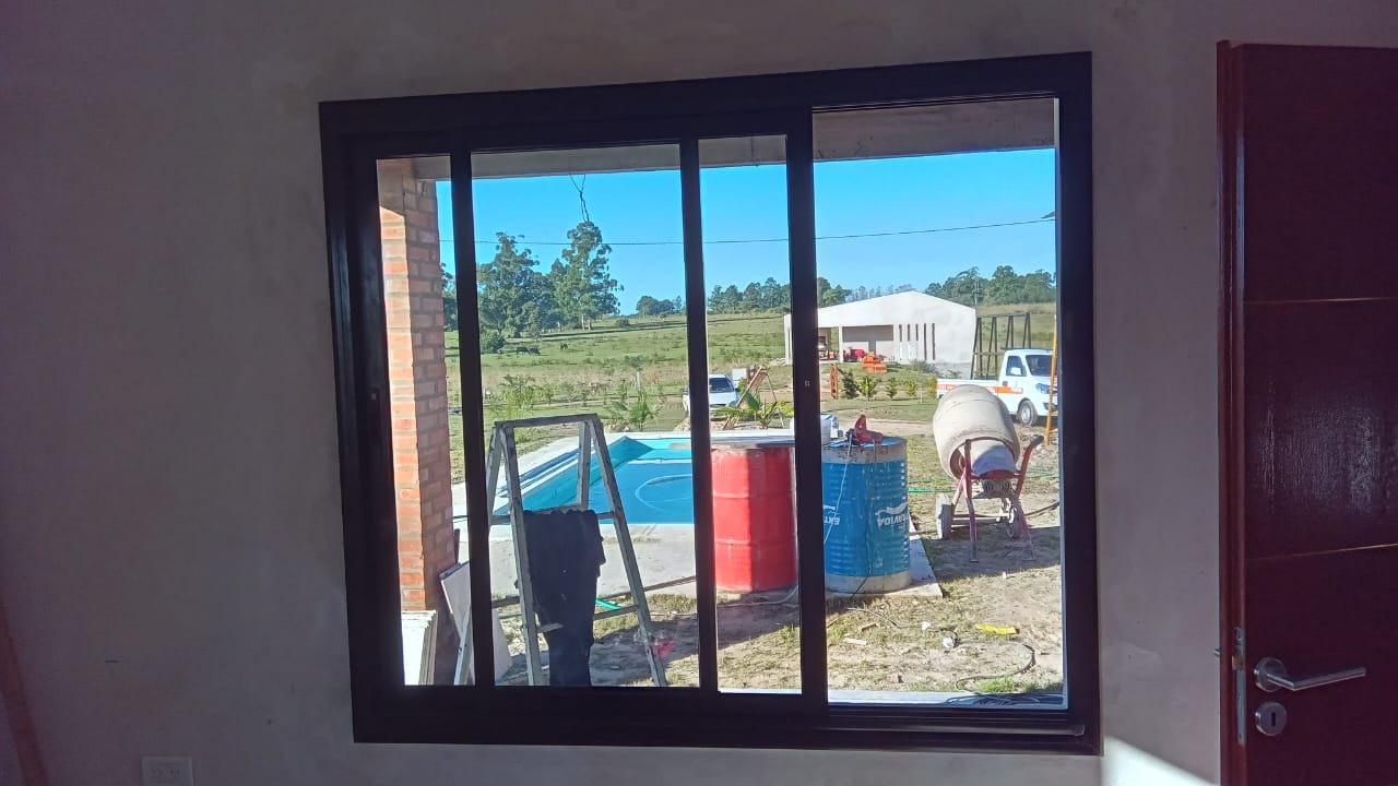 Obra de aberturas de aluminio realizada en Curuzú Cuatiá por Aberturas Chajarí (foto 5)