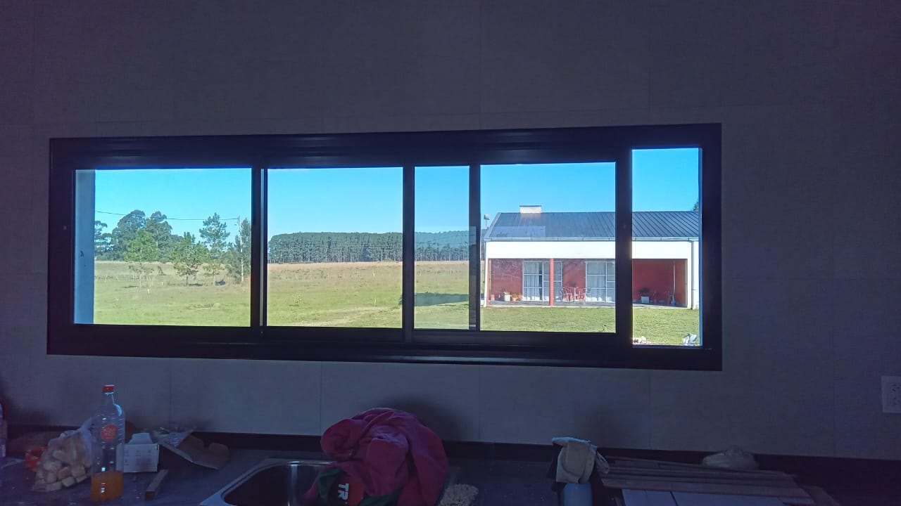 Obra de aberturas de aluminio realizada en Curuzú Cuatiá por Aberturas Chajarí (foto 8)
